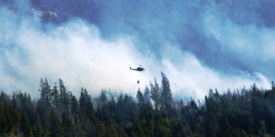 Helicópetro trabajando contra incendio - Foto Archivo.