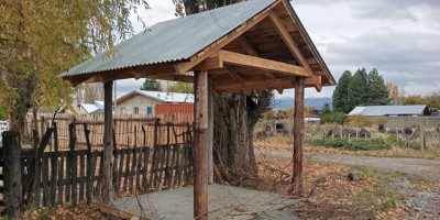 Aldea Escolar. Finalizó la construcción de una garita en calle Agüero.