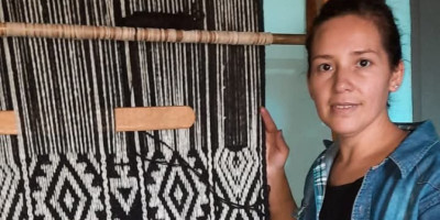 Artesana de Trevelin se destaca en la colección textil "Territorio Creativo 2025".
