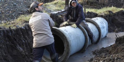 Cambio de alcantarillas en Aldea Escolar. La Municipalidad de Trevelin y sus Parajes continúa con tareas de mejoras.