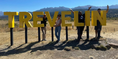 Crystal Thomas, Luca Giordano y Mariano Cardozo en Trevelin.