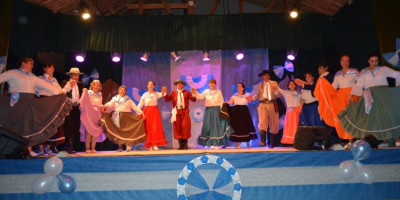 Día Internacional del Folklore: Más de 100 artistas celebraron a sala llena en Trevelin.