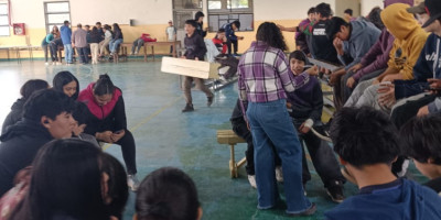 El Área De Discapacidad, Género Y Diversidad llevó la reflexión del #3j a estudiantes de Aldea Escolar.