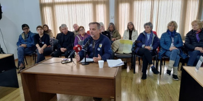 Docentes Autoconvocados expusieron la crítica realidad salarial en la banca del vecino.