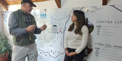 El prestigioso periodista de la revista Weekend, Alejandro Inzaurraga en Trevelin.