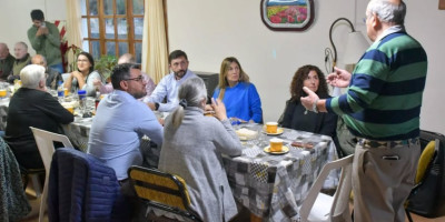 Encuentro institucional refuerza el trabajo conjunto y celebra un logro histórico para jubilados de Trevelin. Encuentro institucional refuerza el trabajo conjunto y celebra un logro histórico para jubilados de Trevelin.