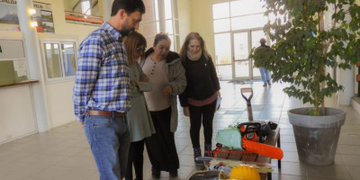 Entrega de herramientas a la Junta de Aldea Escolar.