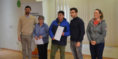 Entrega de subsidios a productores afectados por incendios en Trevelin y sus Parajes.