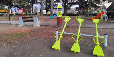 Finalizó la instalación de nuevos juegos y luminarias en plaza Coronel Fontana.