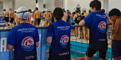 Gran desempeño del equipo de natación de Trevelin en Comodoro Rivadavia.