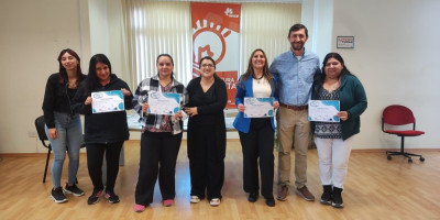 Ingram entregó certificados a emprendedoras.