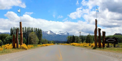 Ingreso a Aldea Escolar Los Rápidos.