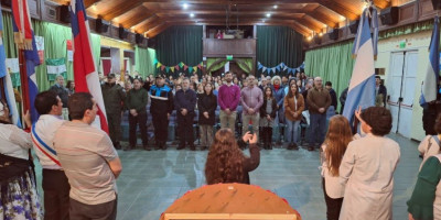 Intendente Héctor Ingram encabezó acto por aniversario de la independencia de Bolivia.