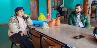 Los Cipreses. El intendente Héctor Ingram visitó el taller de alfarería.