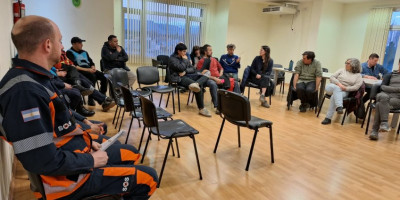 Prevención de incendios. Reuniones con vecinos de los callejones en Trevelin.