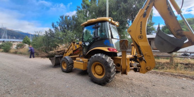 Trabajos de limpieza y acciones preventivas ante la emergencia ígnea en Aldea Escolar.