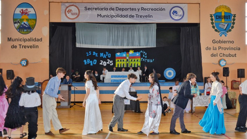 Con un Polideportivo Municipal Evita colmado, Trevelin celebró el acto central por la Revolución de Mayo.