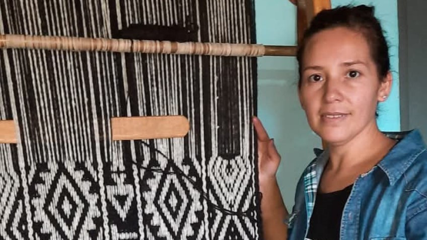 Artesana de Trevelin se destaca en la colección textil "Territorio Creativo 2025".
