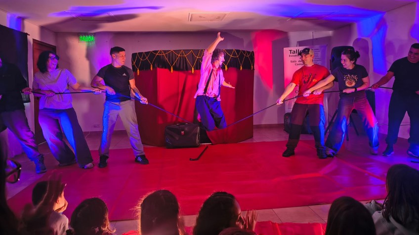 Circo Delirante se presentó a sala llena en el Centro Cultural Trevelin.