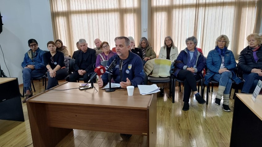 Docentes Autoconvocados expusieron la crítica realidad salarial en la banca del vecino.
