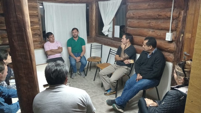 El intendente Ingram se reunió con la nueva junta vecinal de Aldea Escolar.