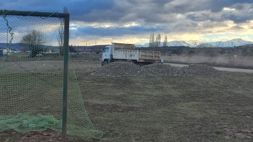 El Municipio avanza en los trabajos de suelo para la cancha del Club San Patricio.