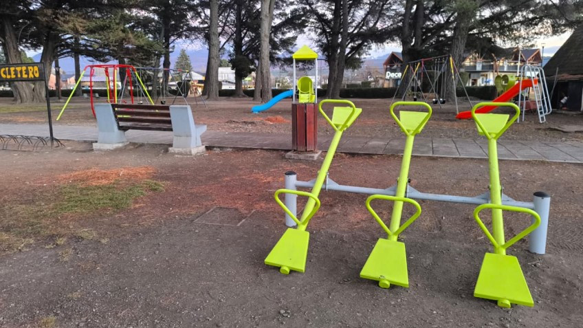 Finalizó la instalación de nuevos juegos y luminarias en plaza Coronel Fontana.