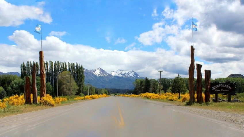 Ingreso a Aldea Escolar Los Rápidos.