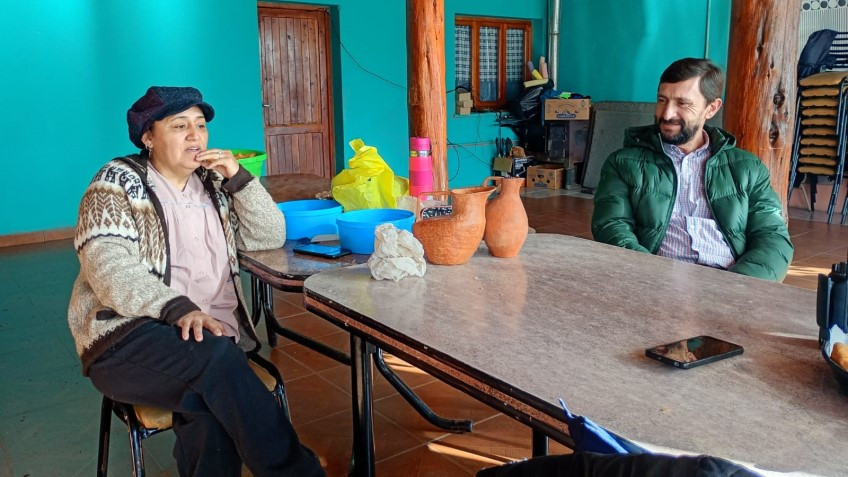 Los Cipreses. El intendente Héctor Ingram visitó el taller de alfarería.