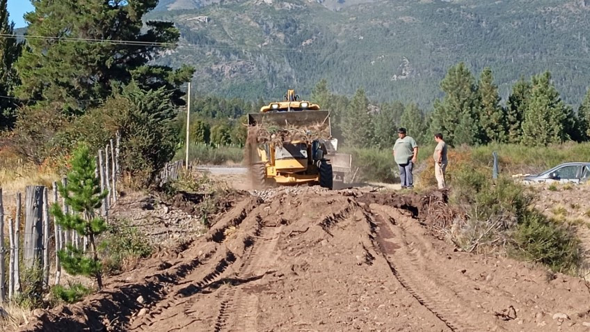Los Cipreses. Municipio de Trevelin avanza con trabajos para garantizar un acceso seguro a una familia de la zona de la Isla.