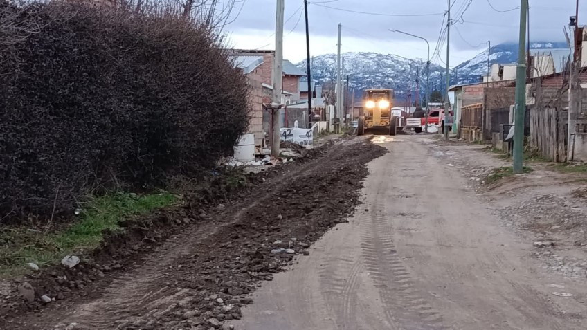 Motoniveladora trabaja en zona sur de Trevelin.