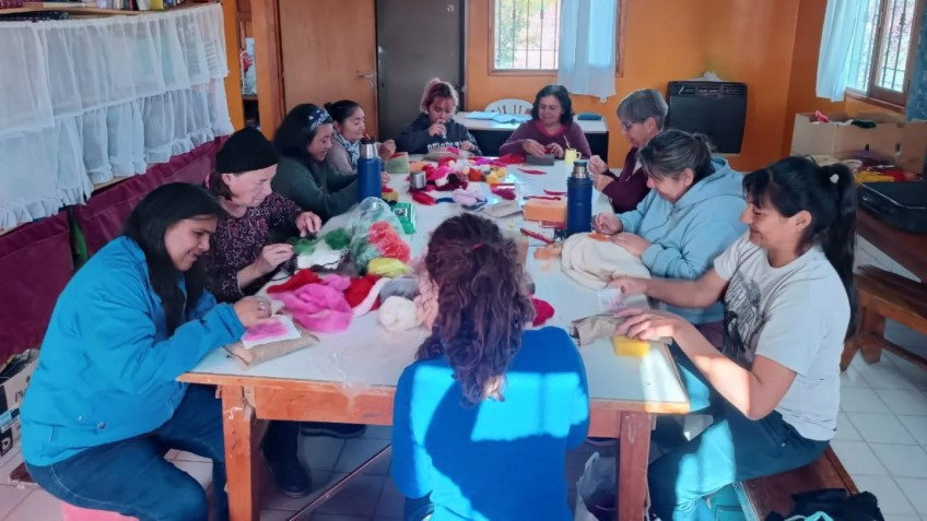 Taller de fieltro en el Centro Comunitario del Barrio Malvinas.
