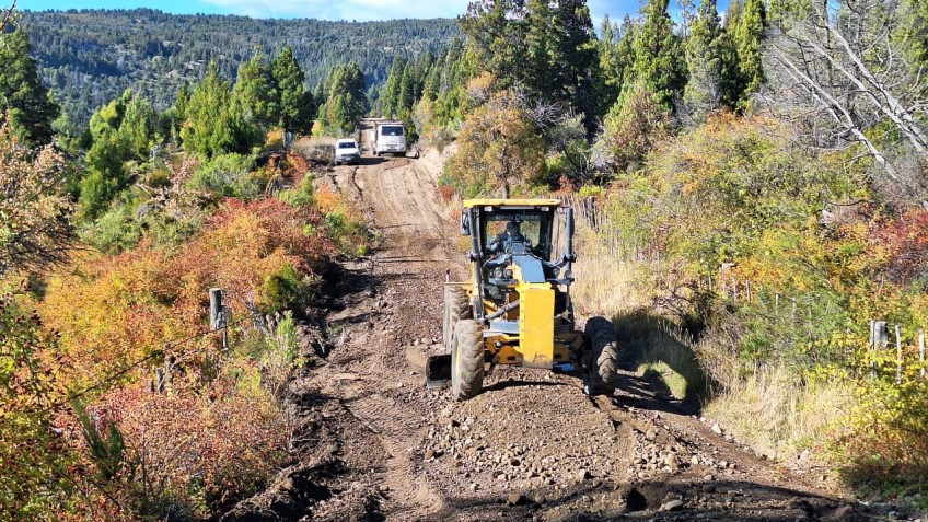 Tareas de enripiado y ensanchamiento en callejón chileno.