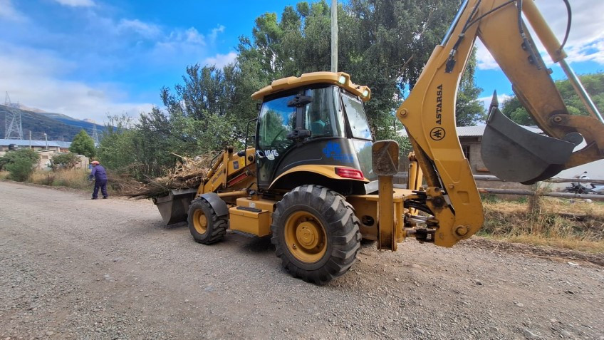 Trabajos de limpieza y acciones preventivas ante la emergencia ígnea en Aldea Escolar.