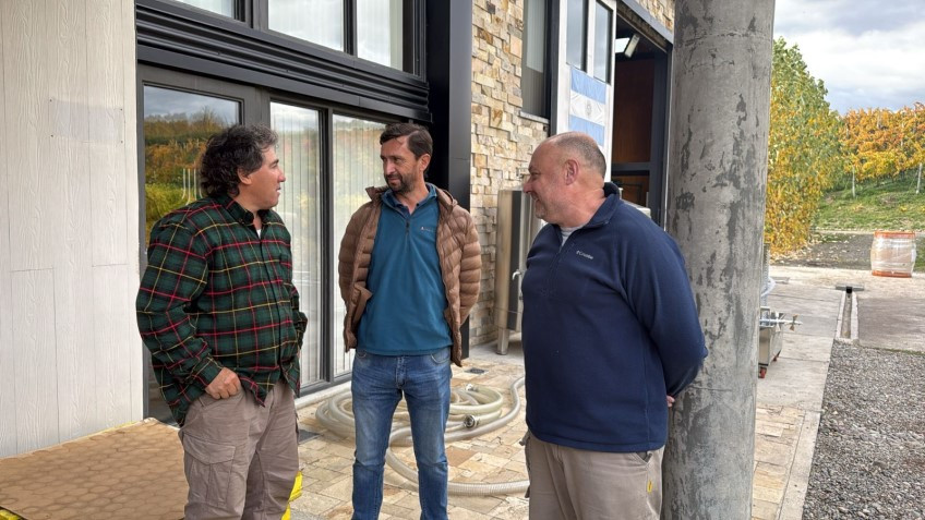 Trevelin impulsa el desarrollo vitivinícola. El intendente Ingram inauguró las visitas a viñedos locales.