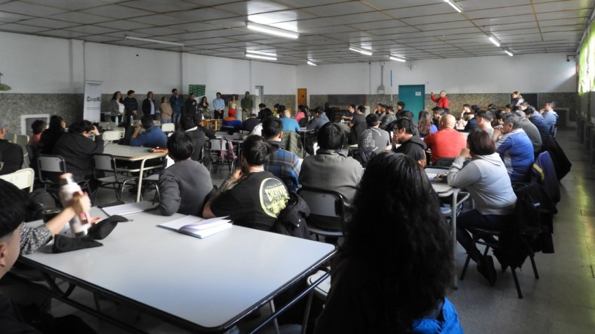 Un centenar de vecinos en el curso de instalaciones sanitarias.