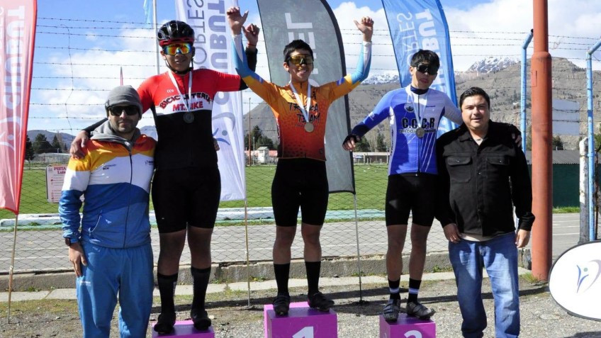 Trevelin en el podio provincial de ciclismo de ruta.
