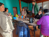 Los Cipreses. El intendente Héctor Ingram visitó el taller de alfarería.